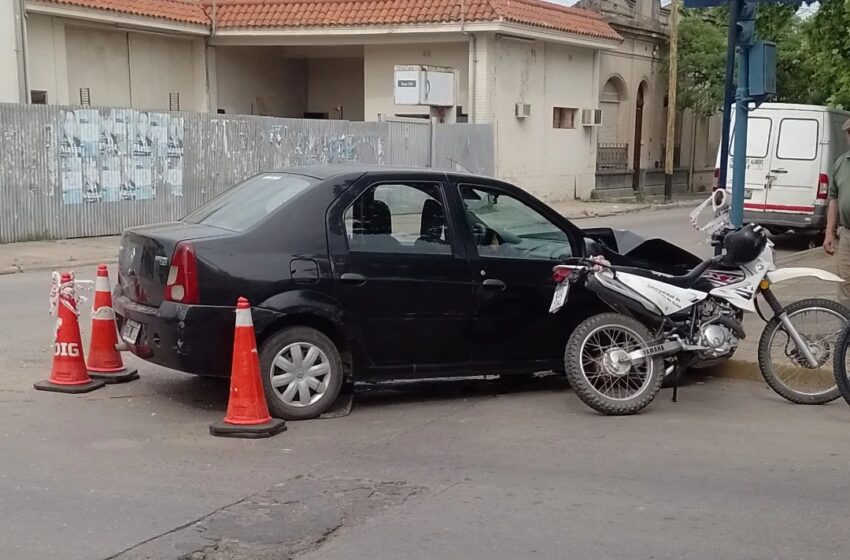  COLISIÓN DE DOS VEHÍCULOS EN LA ESQUINA DE RIVADAVIA Y ALSINA